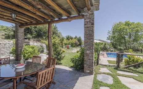 Amplios jardines, terrazas y porche.